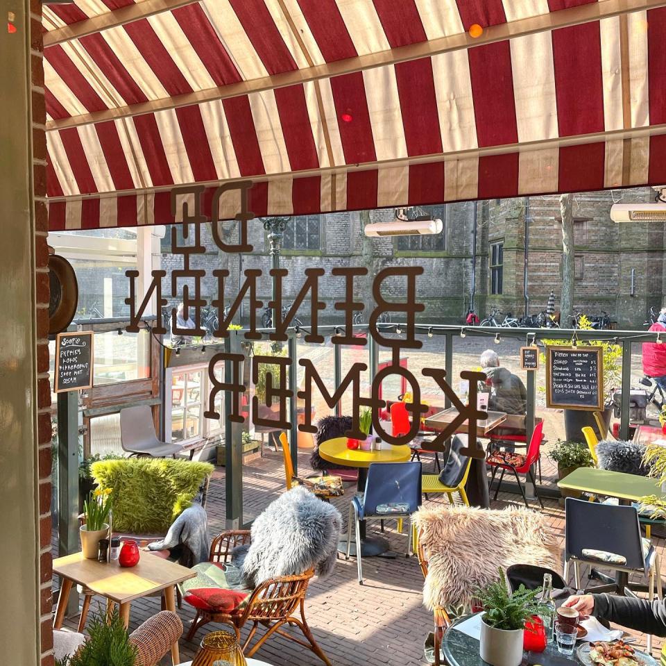 Terras bij de Binnenkomer in Alkmaar van binnen gefilmd